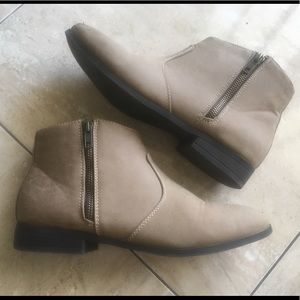 Taupe zip-up booties sz 9